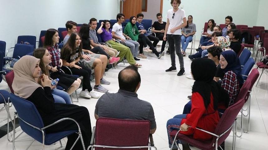 Gen&ccedil; At&ouml;lye&rsquo;de Proje &Uuml;retiyorlar