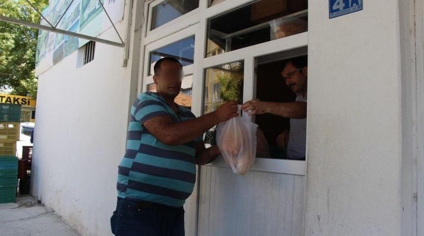 Seydişehir Belediyesi İhtiya&ccedil; Sahibi Ailelere Ekmek Dağıtıyor