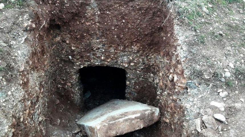 Ka&ccedil;ak Kazıda Roma D&ouml;nemine Ait Oda Mezar Bulundu