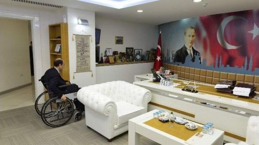 Belediye Başkanı Bir G&uuml;n&uuml;n&uuml; Tekerlekli Sandalyede Ge&ccedil;irdi
