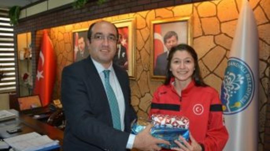 Sandıklılı İşitme Engelli Bayan Milli Futbolcu Hocası Başkan Mustafa &Ccedil;&ouml;l&uuml; Ziyaret Etti