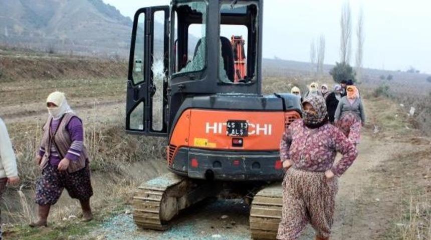 Manisa'da Sulama Kanalı Tartışmasında Mahalleli Belediye Iş&ccedil;ilerine Saldırdı
