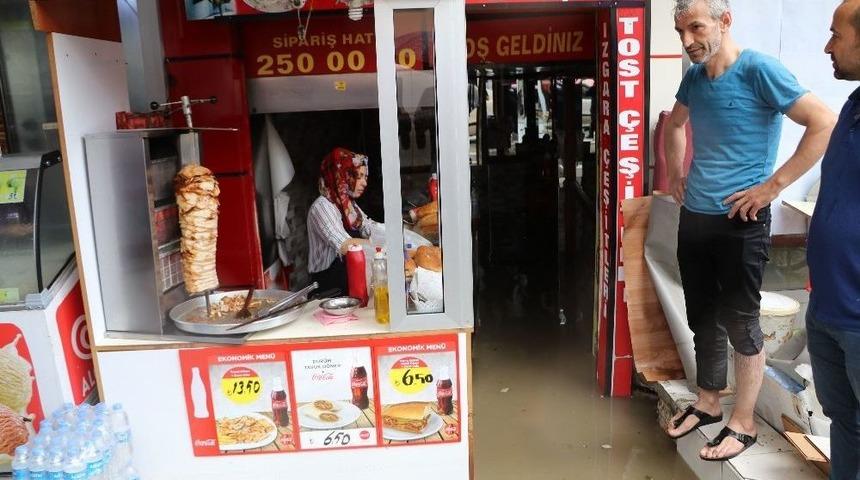 Rize&rsquo;de Şiddetli Yağış Nedeniyle D&uuml;kkanları Su Bastı
