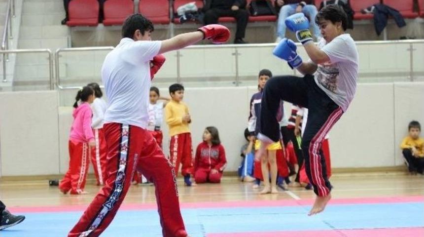 Sporcular, Okullar Arası Wushu Şampiyonasında Kıyasıya M&uuml;cadele Etti
