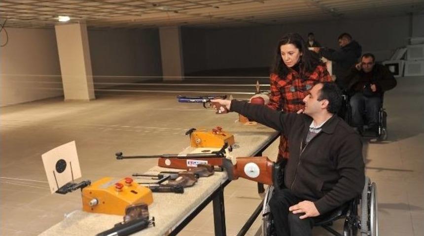 Engellerini Havalı Silahla Atış Yaparak Unuttular