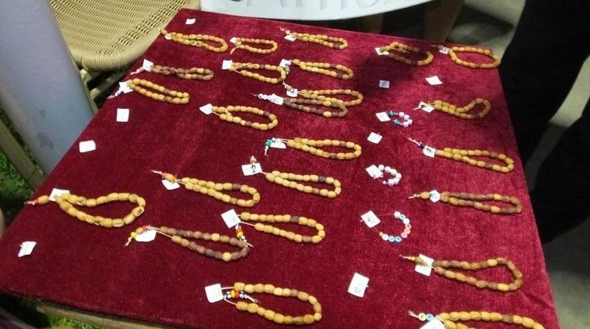 &Ccedil;ocukların Yaptığı Zeytin &Ccedil;ekirdeği Tespihler Can Dostlarına Mama Olacak