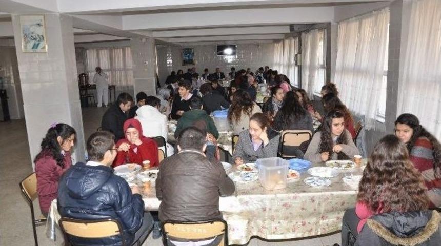 Milli Eğitim M&uuml;d&uuml;r&uuml; Aslan, Yatılı &Ouml;ğrenciler İle Yemekte Buluştu