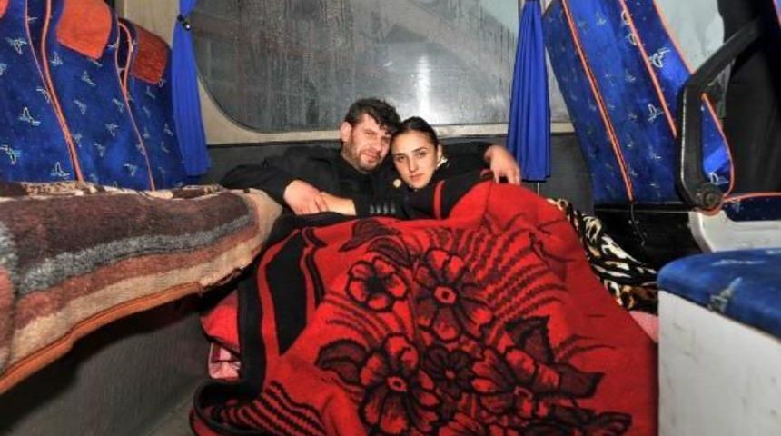 Yeni evli &ccedil;ift midib&uuml;ste yaşıyor