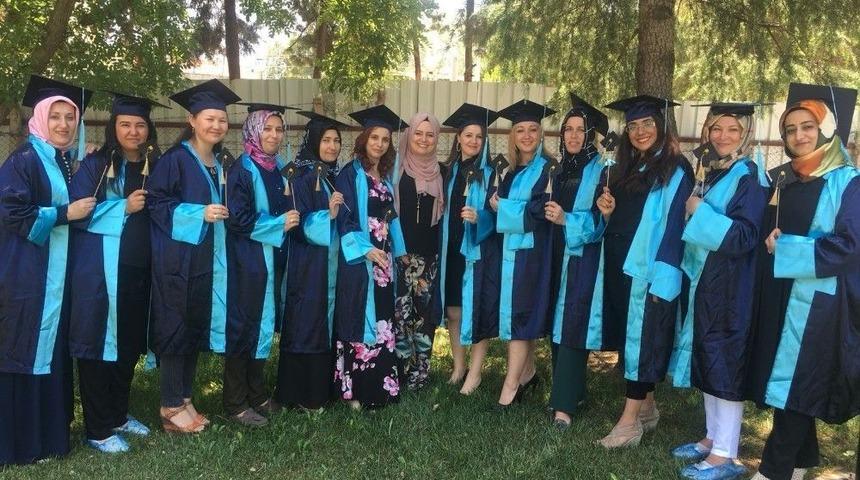 Sertifikalı Çocuk Bakım Elemanı Oldular