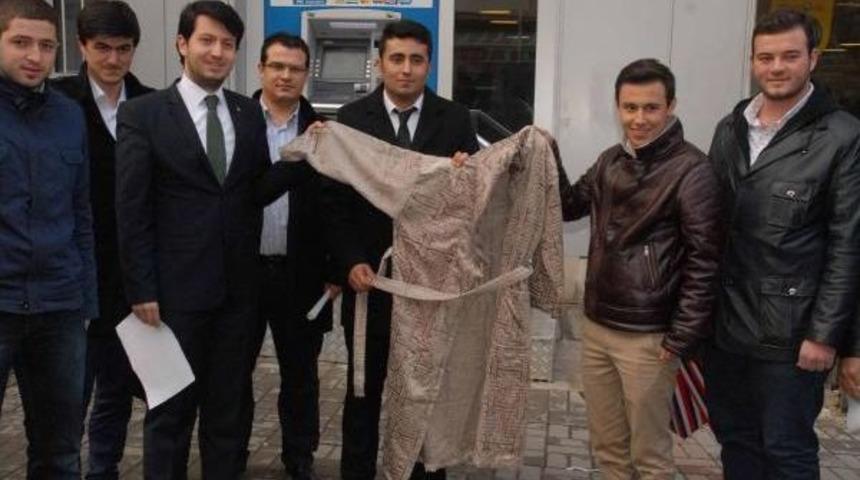 Ak Partili Gen&ccedil;lerden Dekan Prof. Dr. Herken'e Bornozlu Protesto