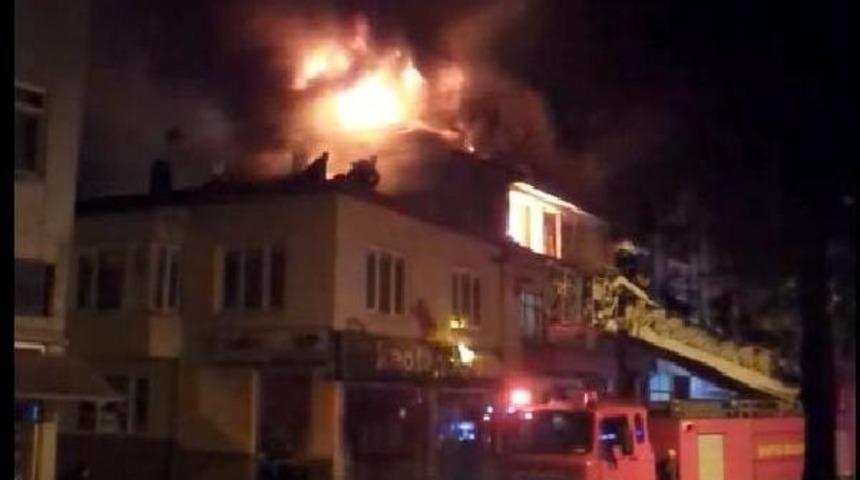 Yanmaktan Yan Binanın &Ccedil;atısına Ge&ccedil;erek Kurtuldular