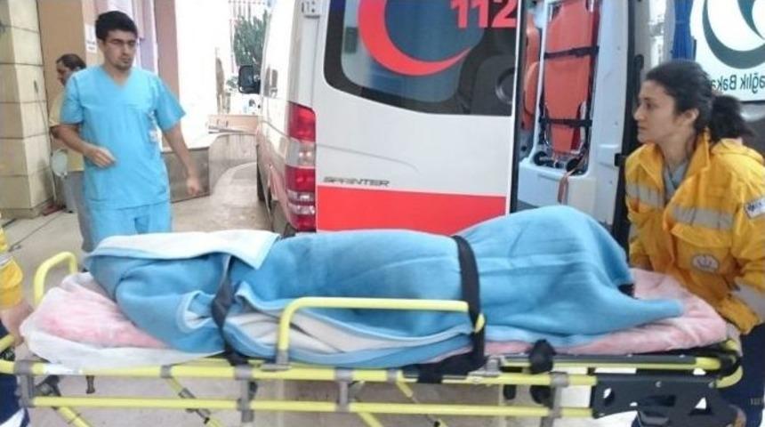 İskelede Oturan Gen&ccedil; Kız Denize D&uuml;şt&uuml;