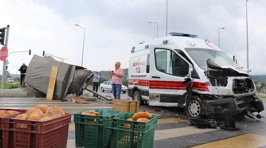 Hasta Taşıyan Ambulans Kamyonetle &Ccedil;arpıştı: 6 Yaralı