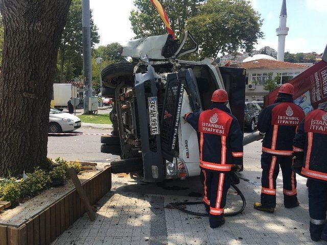 (özel) Freni Boşalan Kamyonetin Sürücüsü Yayalara Çarpmamak İçin Ağaca Çarptı