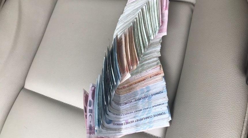 Otob&uuml;s Şof&ouml;r&uuml; Yolda Bulduğu 5 Bin 600 Lirayı Sahibine Teslim Etti