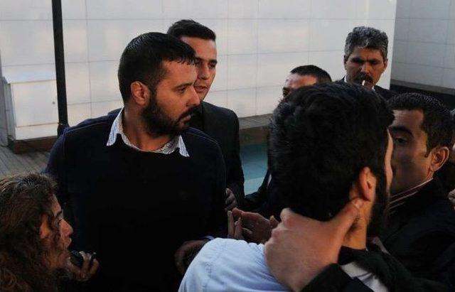 Meclis Toplantısını Takibe Giden Gazetecilere Saldırı 1