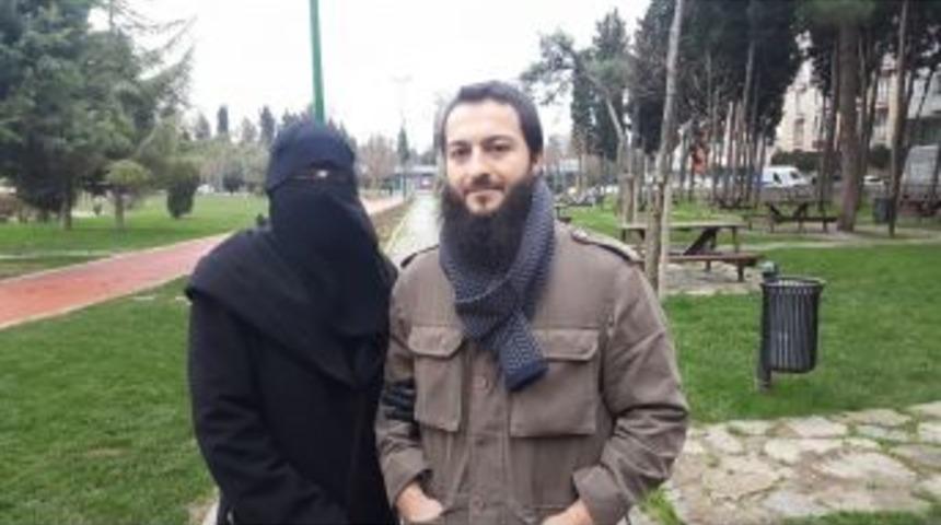 (&ouml;zel) Eşinin Pe&ccedil;esinin Kabinde A&ccedil;ılmasını İsteyince Polis Tarafından Darp Edildi