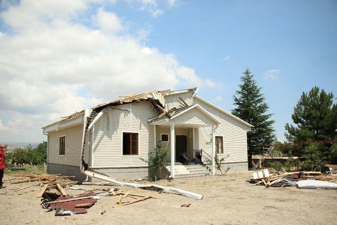 Fırtına Ve Hortum Evlerin &Ccedil;atısını U&ccedil;urdu