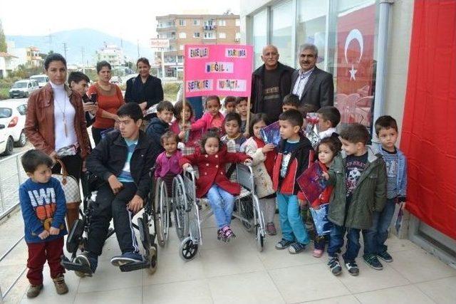 Minik Öğrencilerden Engeliler Derneğine Tekerlikli Sandalye