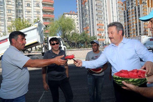 Başkan Palancıoğlu’ndan Asfalt Ekibine Karpuz İkram Etti