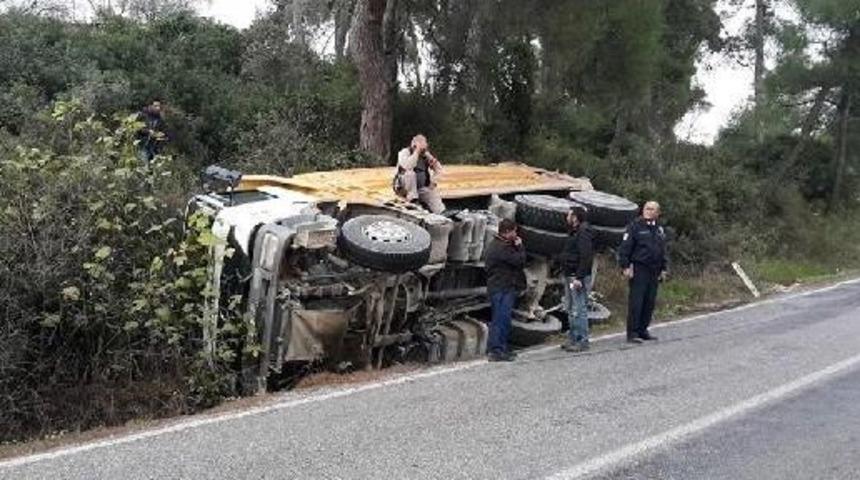 Devrilen mıcır y&uuml;kl&uuml; kamyondan sağ &ccedil;ıktı
