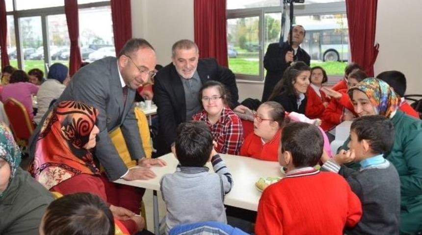 &Uuml;z&uuml;lmez, Engellilerle Biraraya Geldi