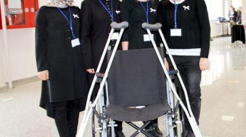 Rekt&ouml;re tekerlekli sandalye, dekana koltuk değneği verdiler