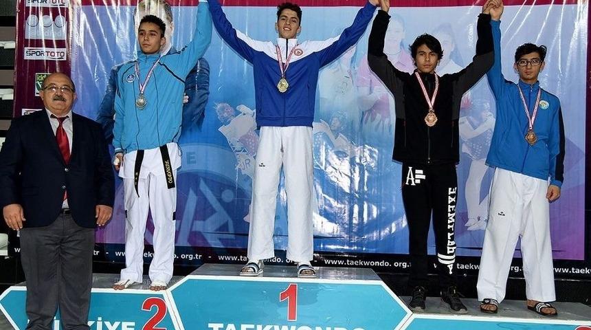 Kağıtsporlu Tekvandocular Gen&ccedil;ler T&uuml;rkiye Şampiyonasından Madalya İle D&ouml;nd&uuml;
