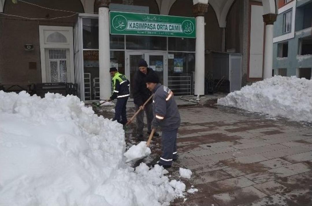 Boz&uuml;y&uuml;k&rsquo;te Camilerde Kar Temizliği
