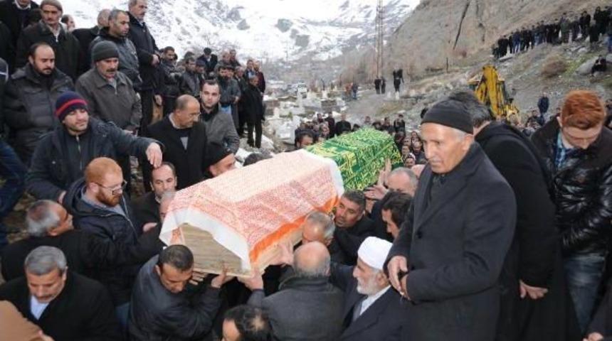 Hakkari'de 10 bin kişiyi buluşturan cenaze