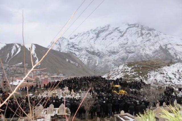 Hakkari'de 10 bin kişiyi buluşturan cenaze