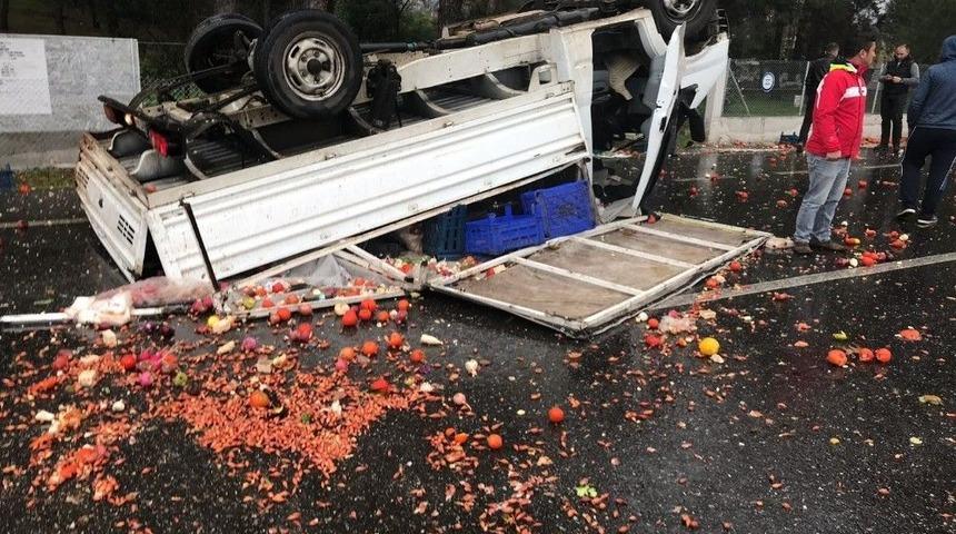 K&ouml;yceğiz&rsquo;de Domates Y&uuml;kl&uuml; Kamyonet Takla Attı