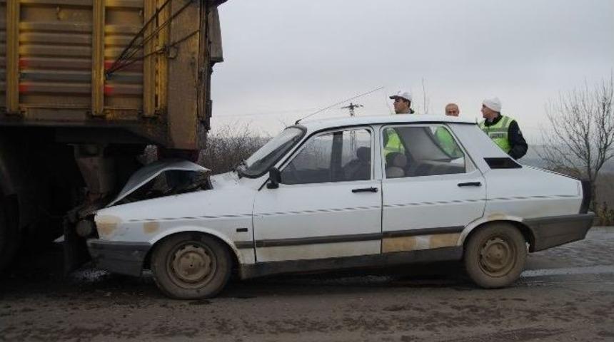 Otomobil Kamyonun Altına Girdi: 1 Yaralı