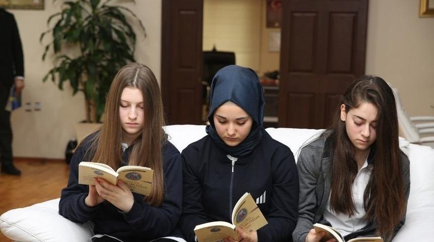 &Ouml;ğrenciler Başkan Dişli İle Birlikte Kitap Okudu