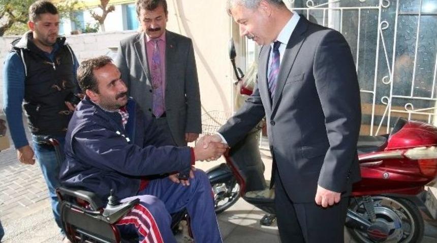 Başkan Yaralı, Engelli Bir Vatandaşa Ak&uuml;l&uuml; Araba Hediye Etti