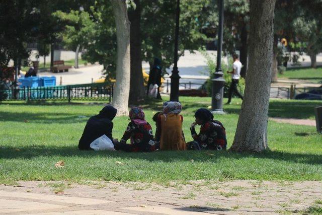 Aşırı Sıcaklardan Etkilenen Vatandaşlar Parklara Sığındı