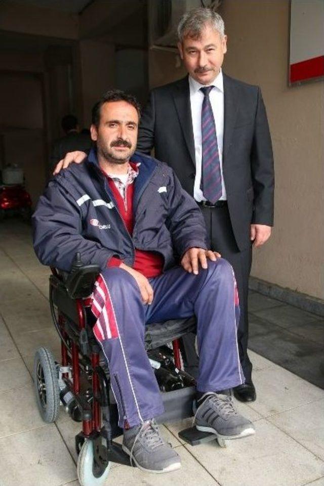 Başkan Yaralı, Engelli Bir Vatandaşa Ak&uuml;l&uuml; Araba Hediye Etti 1