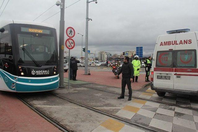 Tramvay Motosiklet İle Çarpıştı:1 Yaralı