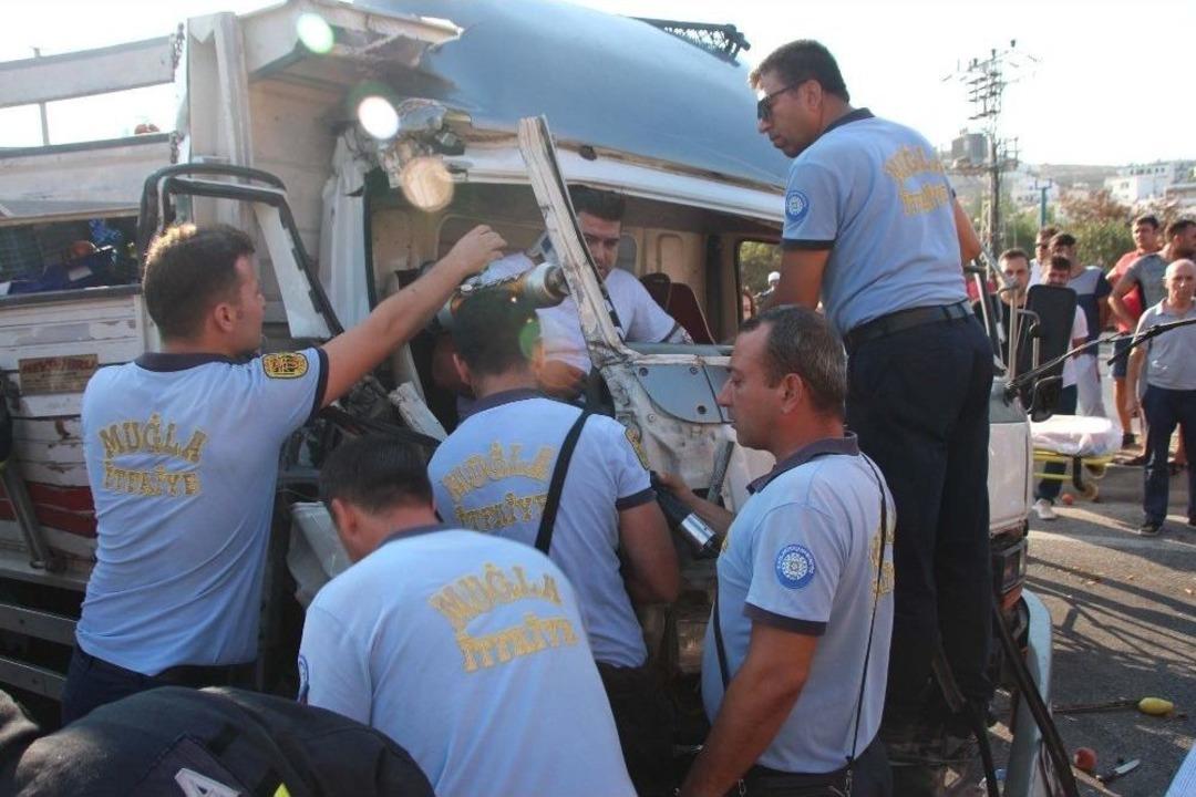 Kamyonette Sıkışan Gen&ccedil; G&uuml;&ccedil;l&uuml;kle &Ccedil;ıkarıldı