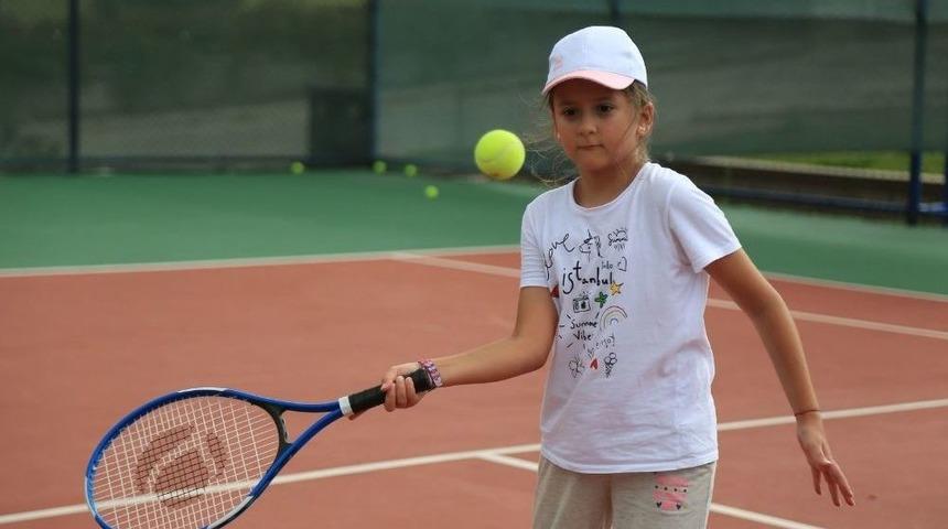 Gen&ccedil; Durak&rsquo;ta &Uuml;cretsiz Tenis Dersleri