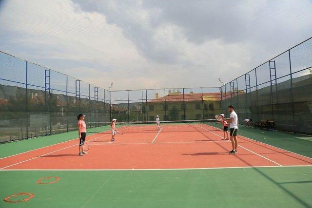 Genç Durak’ta Ücretsiz Tenis Dersleri