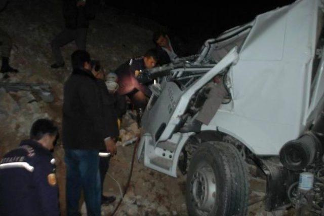 Şaftı Kırılan Kamyon U&ccedil;uruma Yuvarlandı: 1 &Ouml;l&uuml; 1