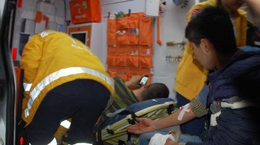 Yaralı Halde Sedyede Mesajlaşmaya Daldı