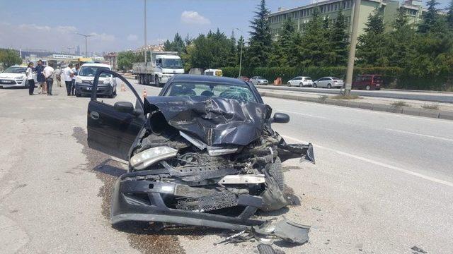 Otomobil Hafriyat Kamyonunun Altına Girdi: 1 Ölü