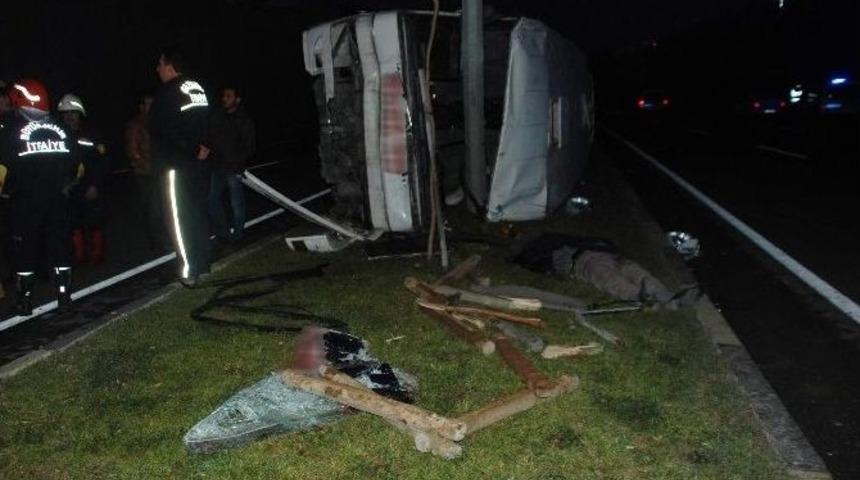 Gaziantep&rsquo;te İş&ccedil;ileri Taşıyan Minib&uuml;s Devrildi