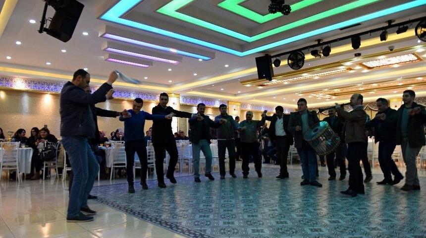 Kadroya Ge&ccedil;işlerini Halay &Ccedil;ekerek Kutladılar