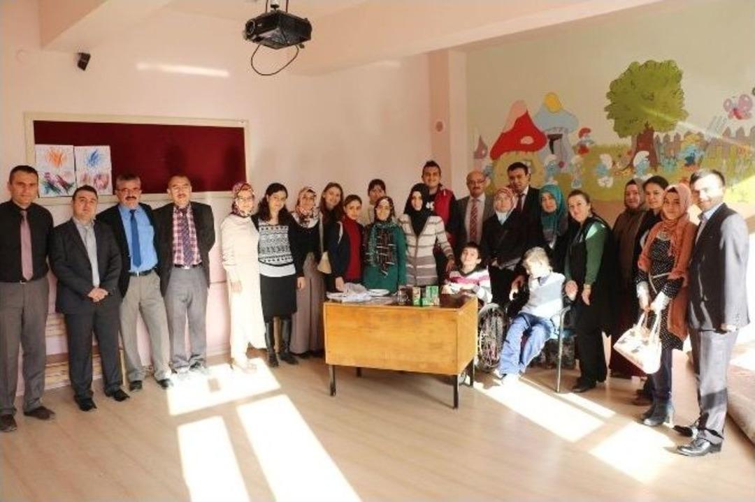 &Ouml;ğretmenler Engelli &Ouml;ğrencileri Unutmadı