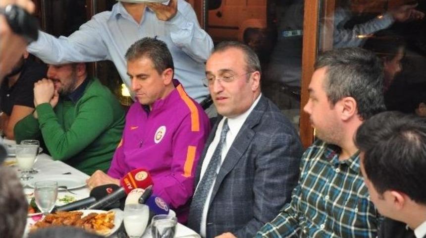 Hamzaoğlu Ve Albayrak Gazetecilerle Yemekte Buluştu