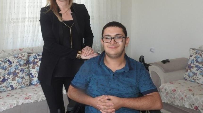 Kaymakam U&ccedil;ar&rsquo;dan Engelli Vatandaşa Ak&uuml;l&uuml; Sandalye