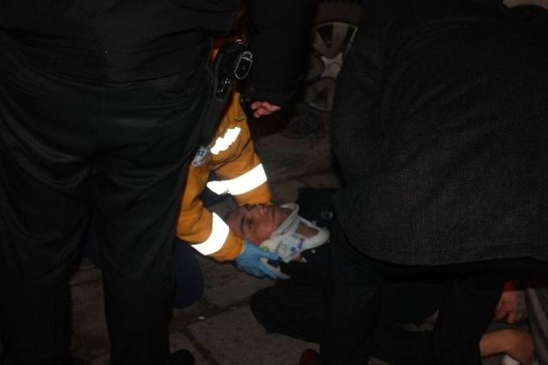 Otomobilde Sıkışan S&uuml;r&uuml;c&uuml;y&uuml;, İtfaiye Erleri &Ccedil;ıkardı